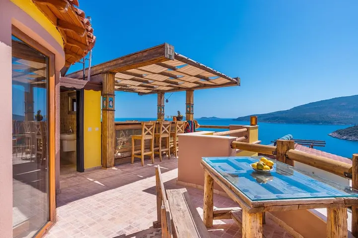 Atemberaubende Villa, privater beheizter Pool, Dachterrassenbar, Billardtisch, 200 m zum Strand in Kaş, Provinz Antalya
