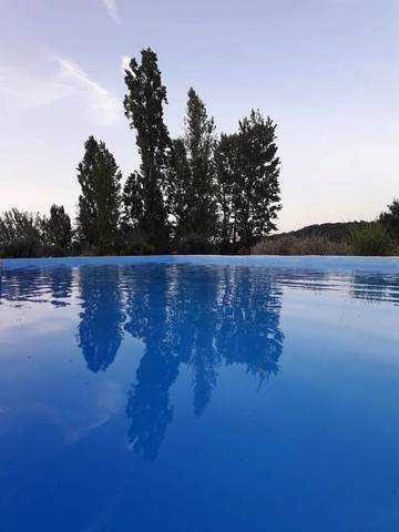 Gîte pour 2 personnes, avec vue et vue sur le lac ainsi que piscine et jardin à Bézues-Bajon
