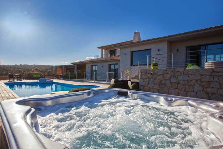 Chambre d’hôte pour 2 personnes, avec Balcon et Terrasse ainsi que Jacuzzi et Jardin à Porto-Vecchio