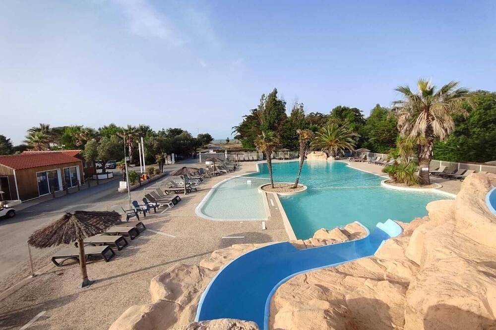 Mobil-home tout confort, à seulement 50 mètres de la plage. Piscine int. et ext. in Saint-Denis-d'Oléron, Côte de Beauté