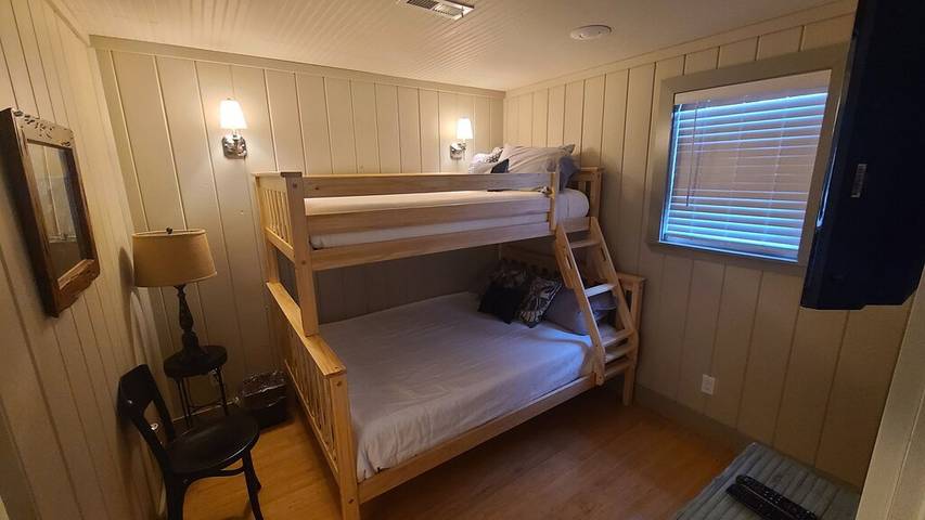 Cabin for 6 people, with yard in Kentucky Lake