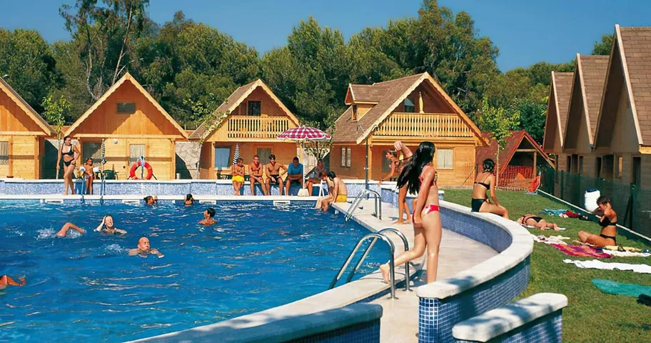 Camping para 6 personas, con piscina además de piscina para niños y terraza, Se admiten mascotas - 1