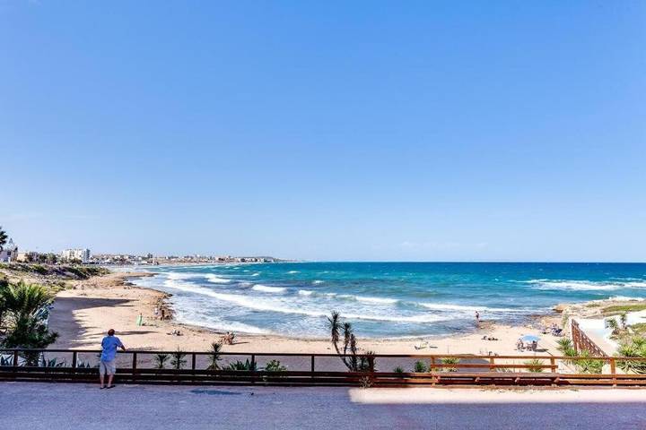 Appartement entier, Appartement 'Con Piscina' avec piscine partagée, Wi-Fi et climatisation in Torrevieja, Costa Blanca