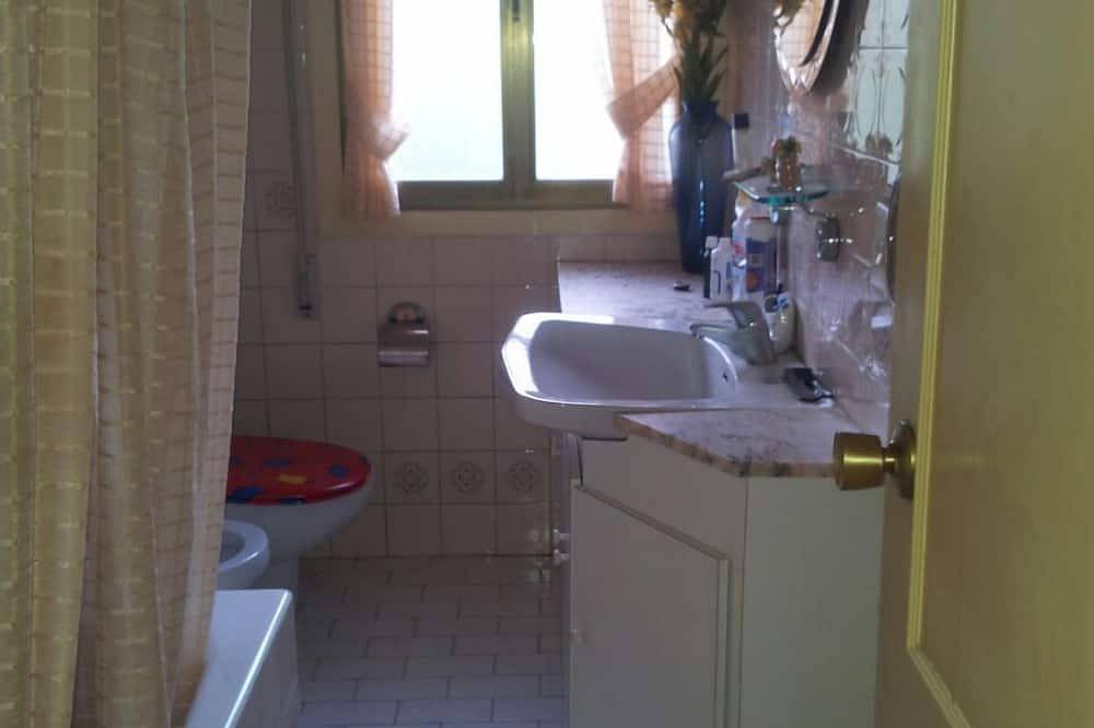 Apartamento entero, Precioso apartamento con vistas a las montañas y piscina. in Villafranca del Bierzo, Cordillera Cantábrica
