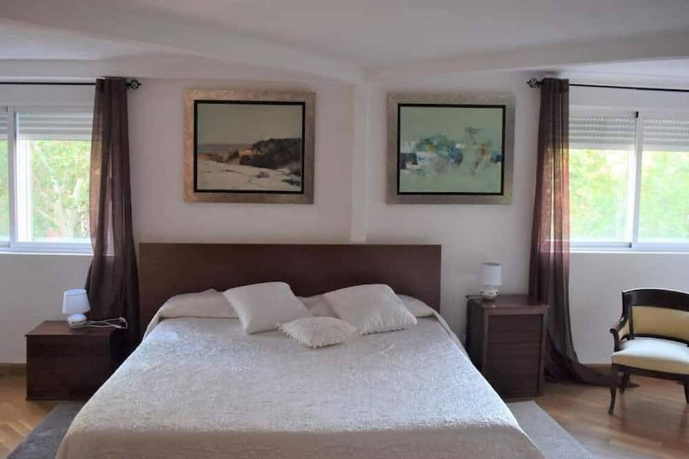 Entire apartment, Casa con terrazas, a spacious appartment with 3 terraces,6 bedrooms & 4 bathroom in Saragossa, Saragossa Province