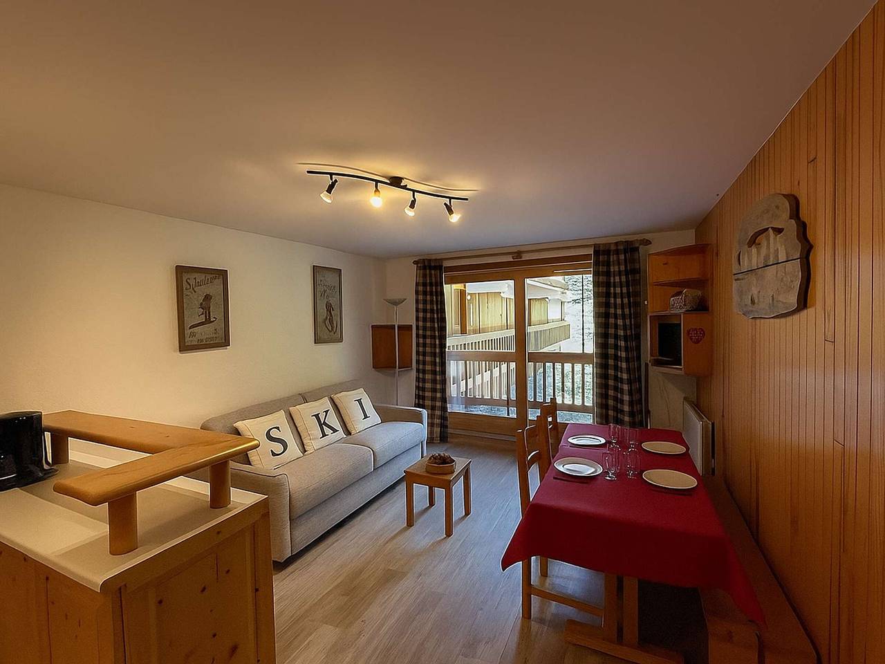 Entire apartment, Central Studio with Mountain Nook, Sleeps 6, Close to Shops and Slopes - Méribel in Méribel, Les Allues