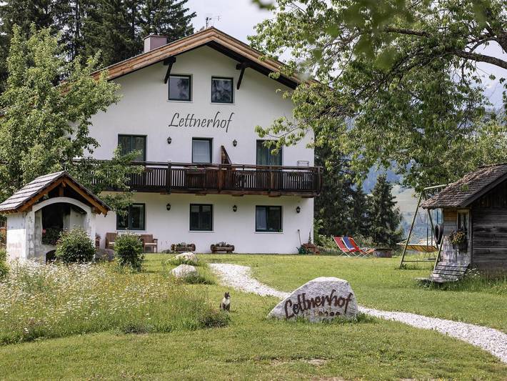 Appartamento intero, Lettnerhof - Suite Familiare con Balcone, Vista Montagna, Wi-Fi, Immersa nel Verde in Welsberg-Taisten, Dolomiti Orientali