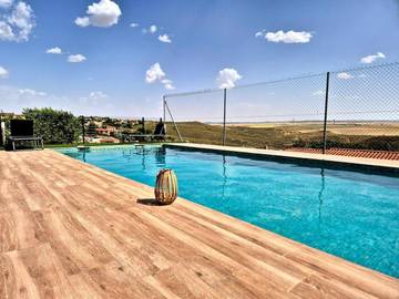 Casa de vacaciones para 14 personas, con terraza además de jardín y piscina, Se admiten mascotas en Alcarria Baja