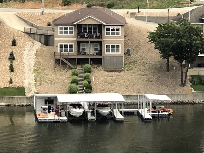 Vacation house for 12 people, with balcony in Lake of the Ozarks