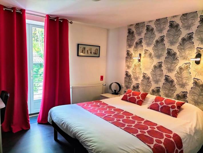 Hôtel pour 4 personnes, avec Jacuzzi et Terrasse ainsi que Jardin et Piscine