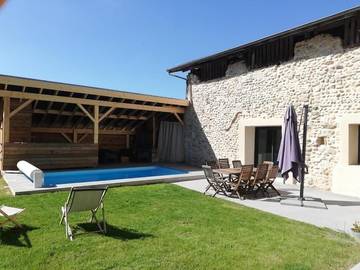 Gîte pour 6 personnes, avec terrasse et jardin ainsi que jacuzzi et piscine, animaux acceptés dans l' Isère