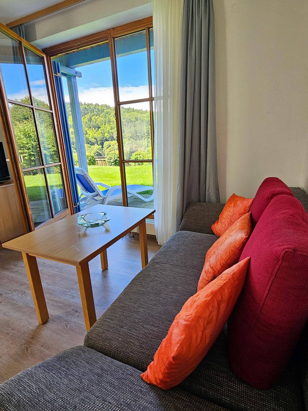 Ganze Wohnung, Zweckmässige, günstige Ferienwohnung mit Terrasse, Gartenblick und Tiefgarage im Sonnenwald in Schöfweg, Ostbayern