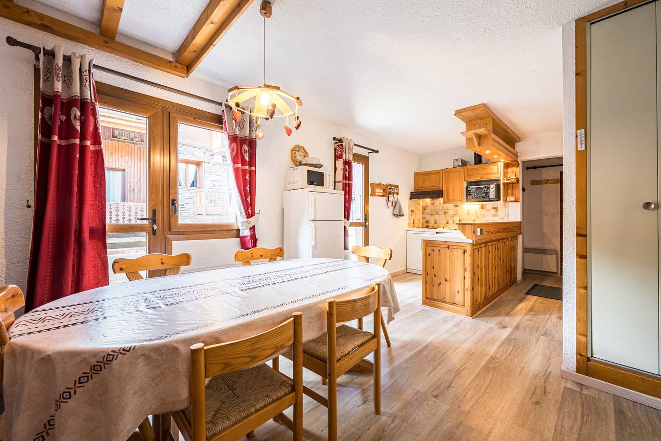 Apartamento entero, Apartamento 'L'esterelle' con vistas a la montaña y terraza privada in La Plagne, Bellentre