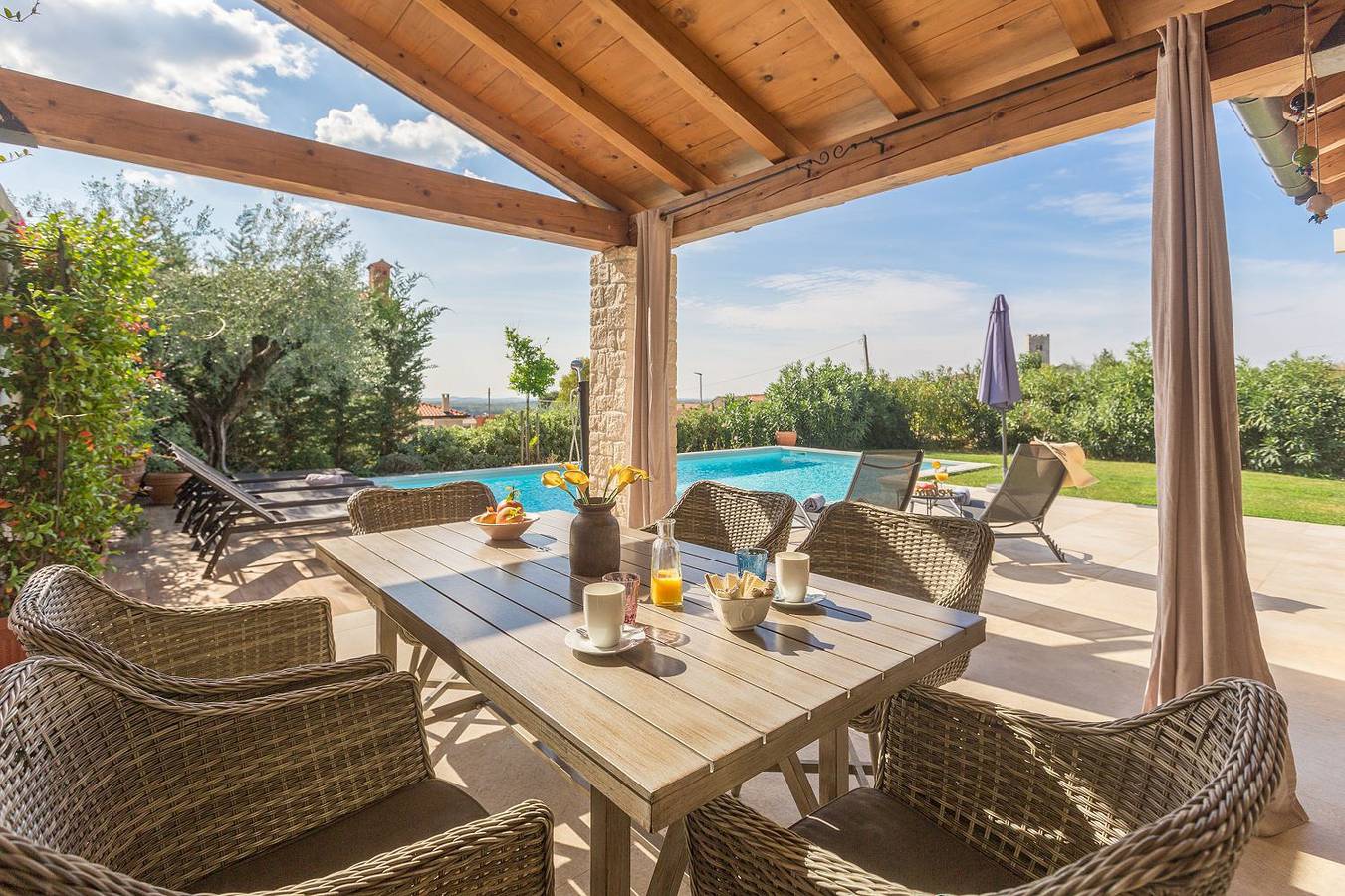 Malerische Villa mit Meerblick, Privatpool, Billard, Bikes, Tischtennis in Sveti Lovreč Pazenatički, Zentralistrien