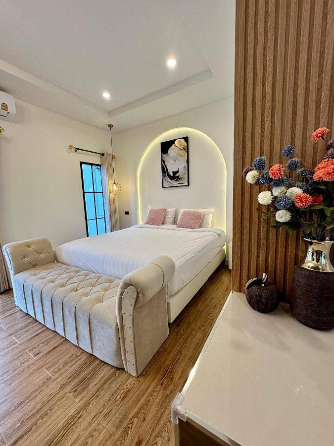 Location de vacances pour 6 personnes, avec jacuzzi ainsi que piscine et jardin dans Ban Bang Saen