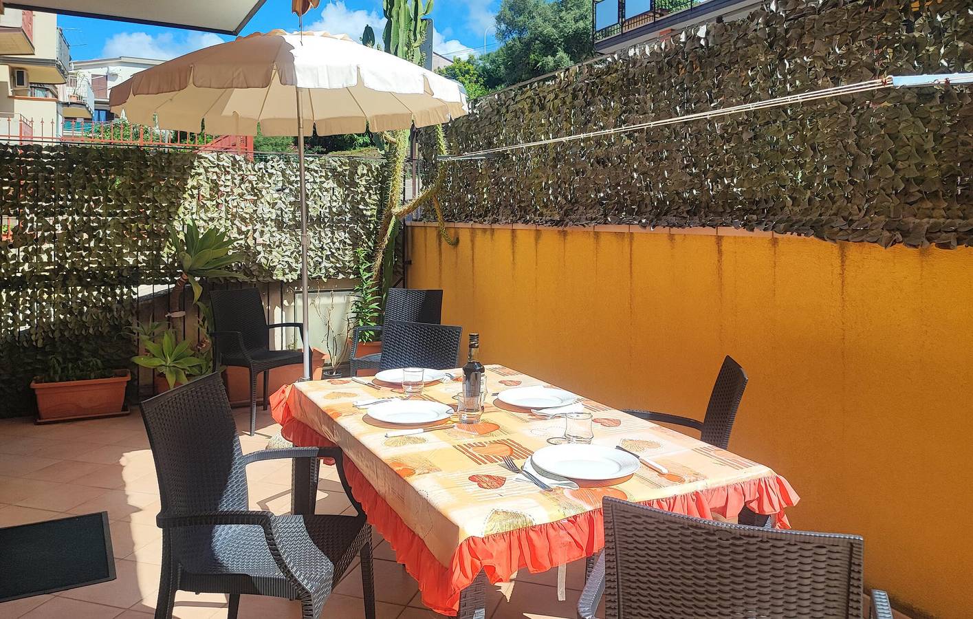 Ganze Ferienwohnung, Gemütliche Ferienwohnung mit WLAN, Klimaanlage und Parkplatz, 1,5 km vom Strand Pietrarossa entfernt in Marina di Caronia, Caronia