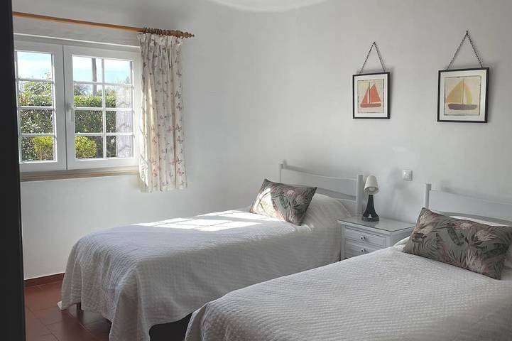 Ganze Wohnung, Apartment mit Meerblick vom oberen Balkon und Gemeinschaftspool. 5 Minuten zu Fuß zum Strand in Carvoeiro, Faro Distrikt