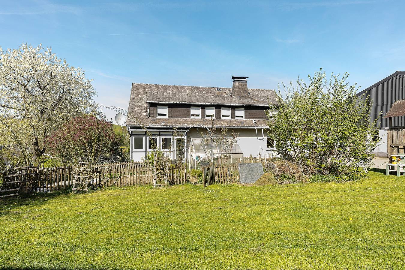 Ganze Wohnung, Ferienwohnung 'Löwenzahn' mit Gemeinschaftsterrasse, Gemeinschaftsgarten und Wi-Fi in Schmallenberg, Hochsauerlandkreis