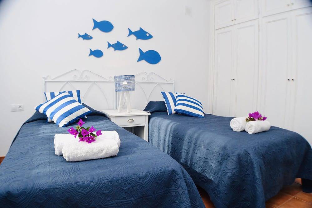 Villa met \"verwarmd zwembad\", 300 megabyte Wifi en Netflix - 100 meter van het strand in Corralejo, La Oliva