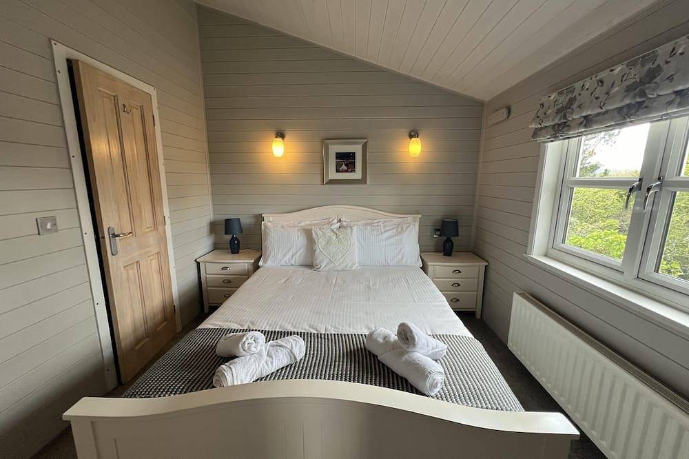 Holly Blue - Cosy wooden lodge, Kippford in Kippford, Dumfries and Galloway