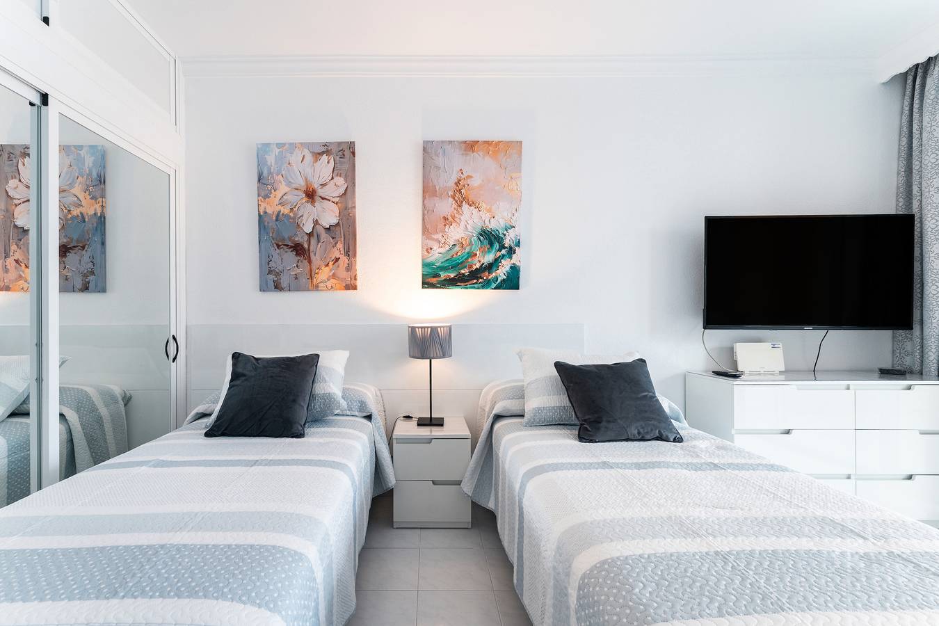 Ganze Wohnung, Ferienwohnung 'Las Palmeras Marina View' mit Meerblick, Wi-Fi und Klimaanlage in Fuengirola Zentrum, Fuengirola