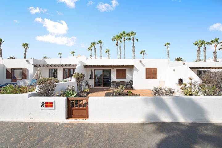 Ganze Wohnung, Ferienwohnung Puerto Chico R mit Meerblick, Pool, Terrasse & WLAN in Playa Blanca, Yaiza