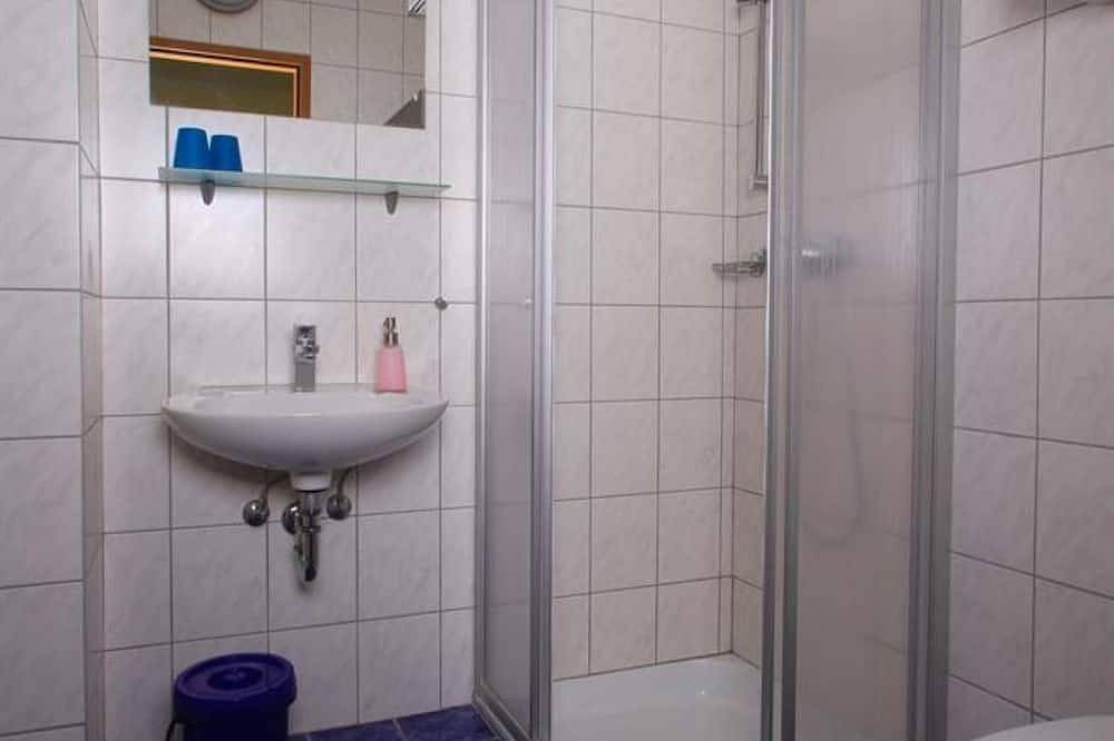 Dreibettzimmer mit Dusche, Wc - Gästehaus Elfriede in Mörbisch am See, Leithaberg