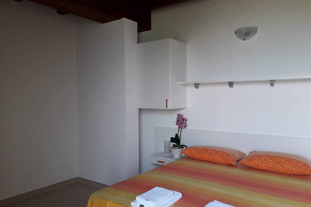 Ganze Wohnung, \"Paratico\" room in Marone, Gemeinde Marone