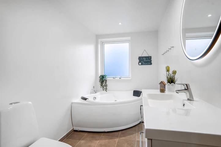 Beautiful home in Hals w/ Sauna, WiFi and 4 Bedrooms in Hou, Aalborg und Umgebung