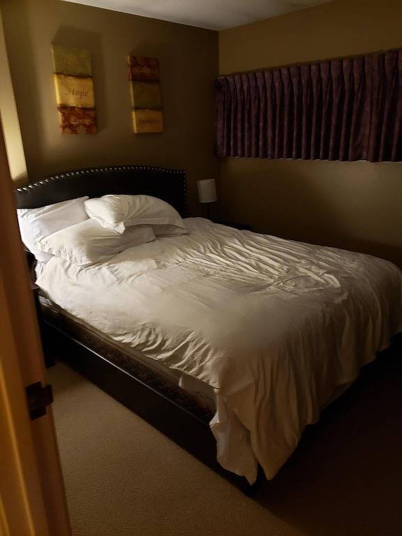 Ganze Wohnung, Steps Away From The Hot Tub And Pub in Panorama