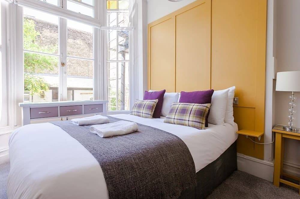Double en-suite room at Regency Guest House in Market Ward, Cambridge