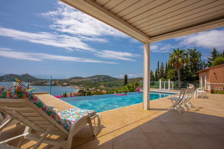 Location de vacances pour 2 personnes, avec Balcon et Jardin dans Agay