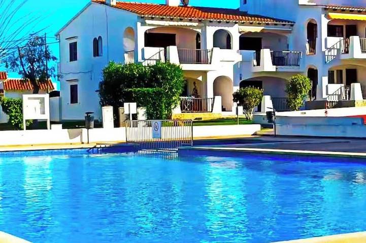 Location de vacances pour 4 personnes, avec piscine ainsi que balcon et jardin à Cala en Porter