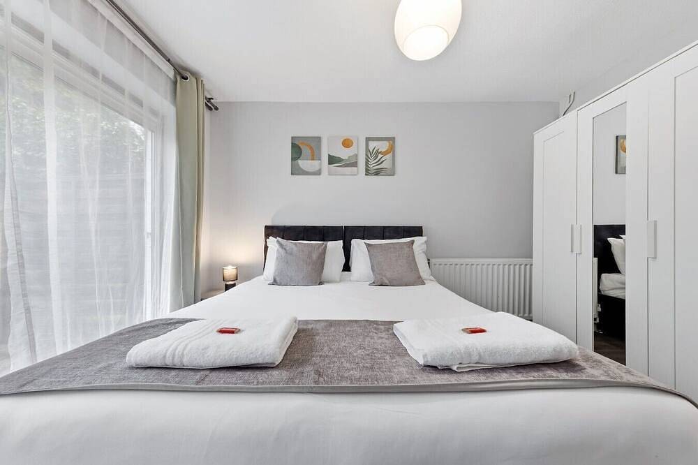 4 Bed House Close To Gatwick Free Parking in Crawley, Sussex de l'Ouest