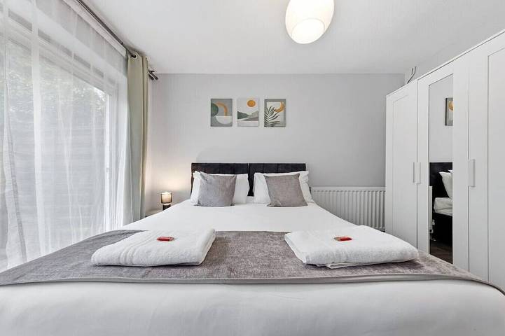 4 Bed House Close To Gatwick Free Parking in Crawley, Sussex de l'Ouest
