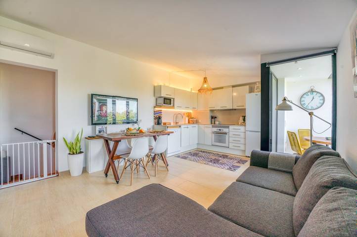 Apartamento inteiro, Apartamento de Férias 'Nura Menorca- Sp 17' com Ar Condicionado, Varanda, Terraço e Piscina Partilhada; Estacionamento Disponível na Rua in Cala Blanca, Ciutadella de Menorca
