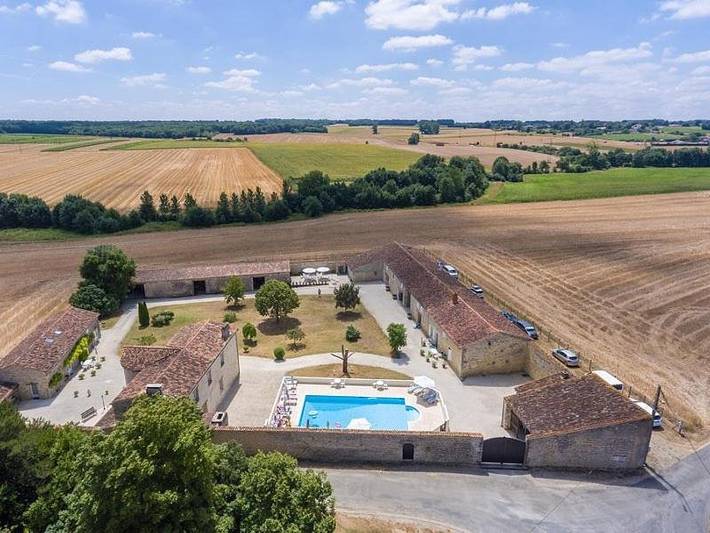 Location de vacances pour 6 personnes, avec Terrasse et Jardin ainsi que Piscine et Vue à Saint-Hilaire-de-Villefranche