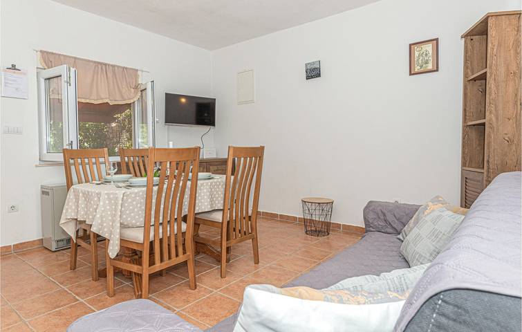 Comfortable Apartment Near Prokljansko Lake & Bilice Center with Pool in Bilice, Šibenik-Knin