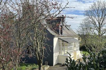 Location de vacances pour 5 personnes, avec jardin à Poullaouen