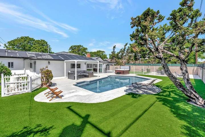 Chalet para 13 personas, con vistas además de piscina y jardín - 1