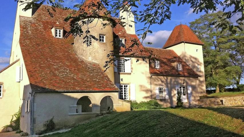 Gîte pour 9 personnes, avec jardin, animaux acceptés à Le Veurdre