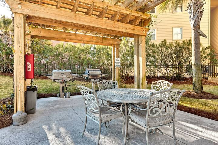 Vacation rental for 4 people, with hot tub and pool as well as sauna and balcony by Orange Beach