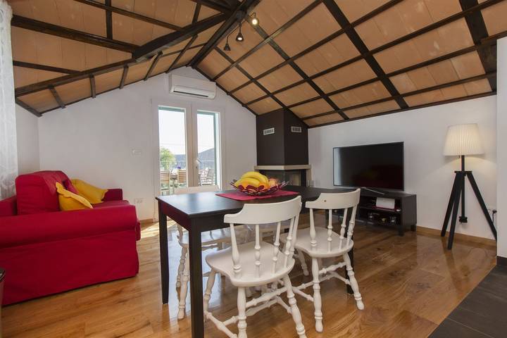 Villa pour 5 personnes, avec piscine ainsi que jardin et vue, animaux acceptés à Marina