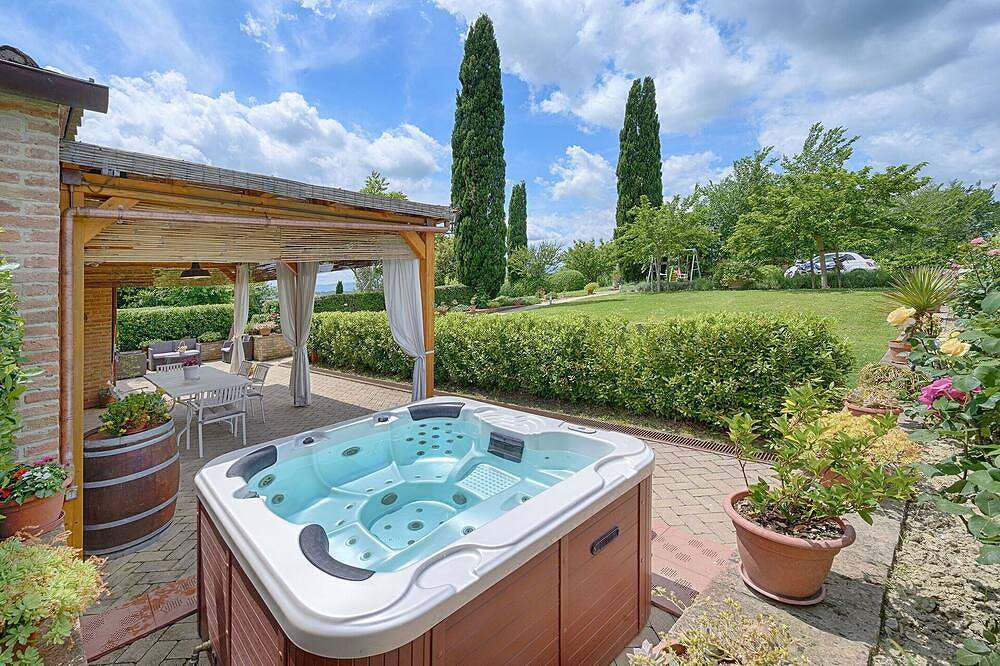 Villa in Siena with 4 bedrooms sleeps 8 in Siena, Siena Province