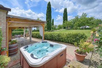 Villa for 8 Guests in Siena, Siena Province, Picture 4