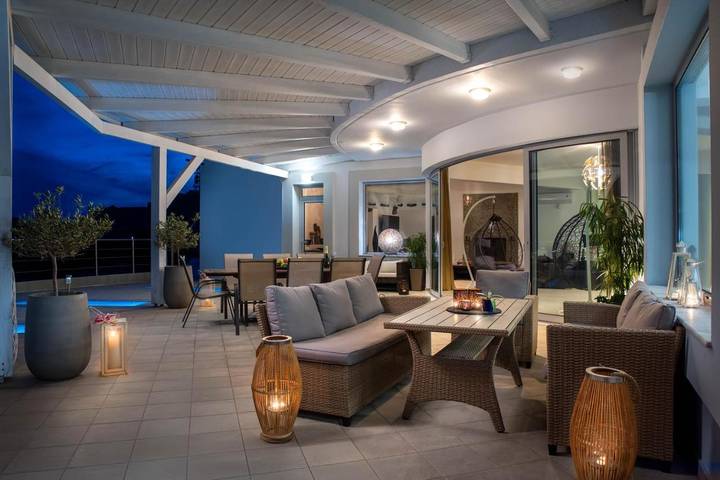 Ferienhaus für 12 Personen, mit Balkon und Whirlpool sowie Terrasse und Garten in Koskinou - 3