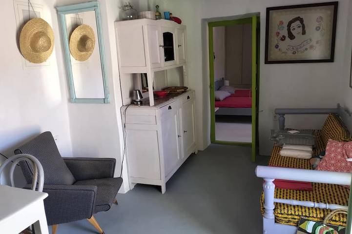 Cycladic house, swimming pool, 10-minute walk to the beach in Syros