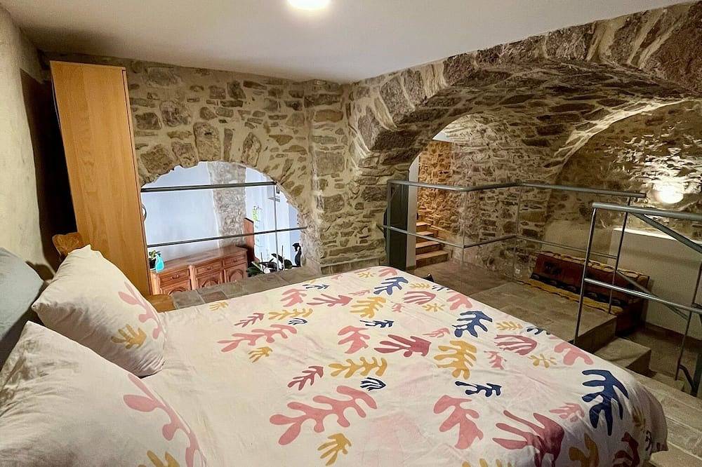April' House Town house in Neffiès, sleeps 8. Pets welcome. in Neffiès, Béziers region