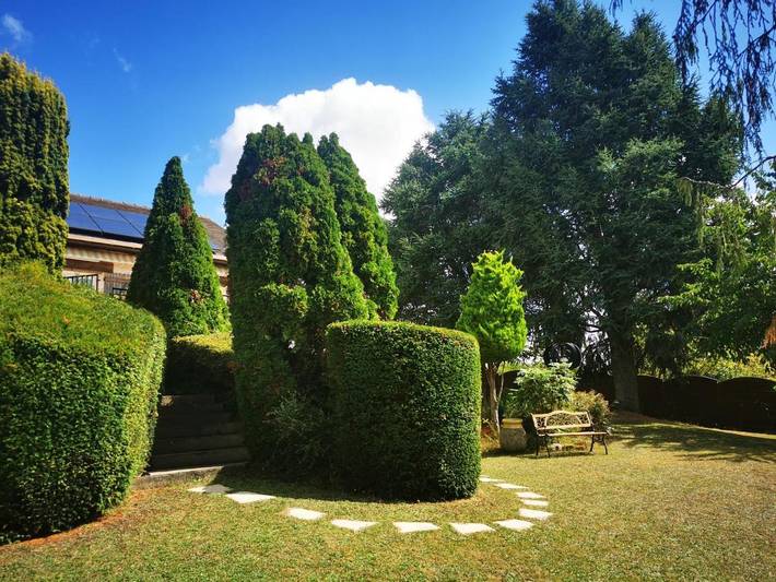 Gîte pour 2 personnes, avec piscine et bassin pour enfant ainsi que vue et jardin dans Bueil