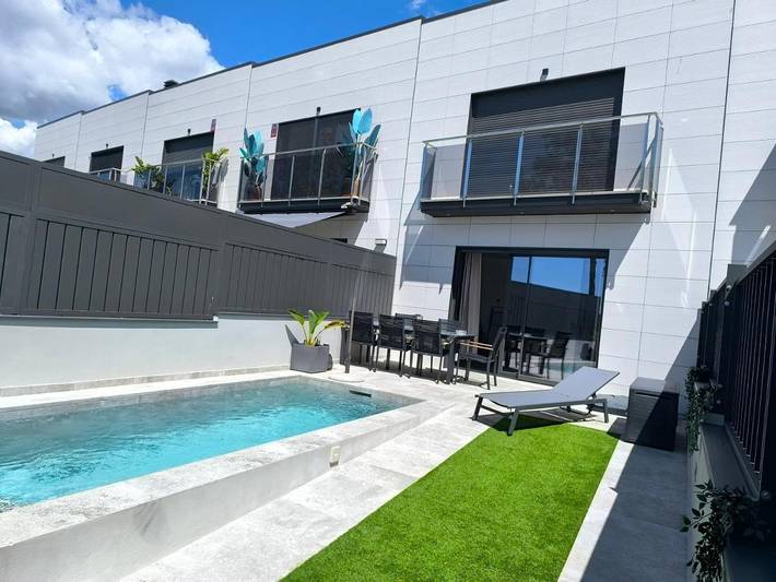 Chalet para 8 personas, con piscina además de jardín y vistas en Garraf